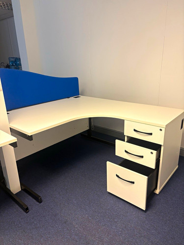 White shaped corner - l-shaped,